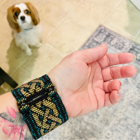 Celtic Knot Work Beaded Bracelet with Magnetic Closure in Green, Black, & Gold - Picture 5 of 6